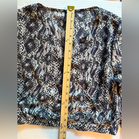 H&M Divided Blouse Top Crop Women's Sz12 Chiffon Snake Print Gray Long Sleeves - Picture 13 of 13